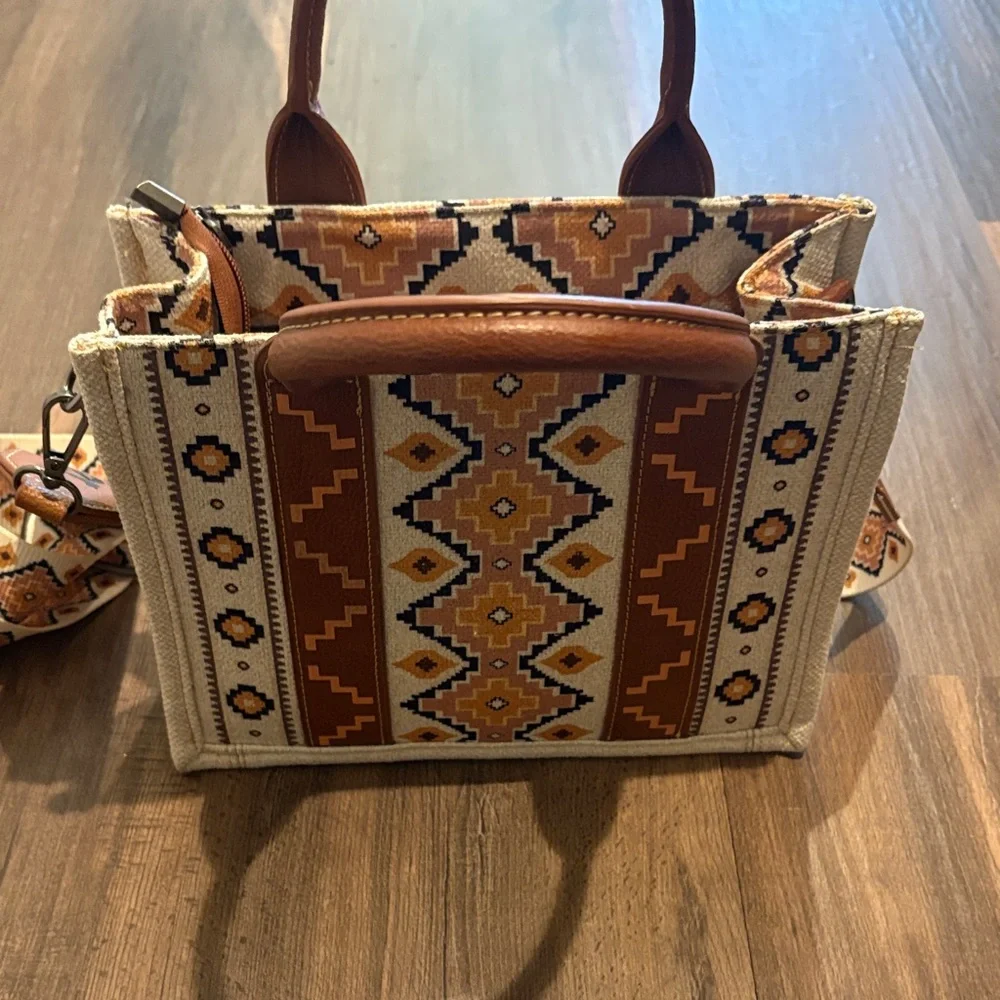 Wrangler | Tan and‎ Cream Geometric Western Bag